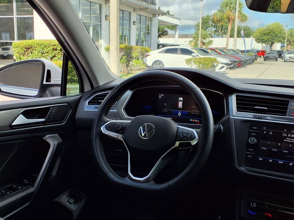 Used 2022 Volkswagen Tiguan SE w/ Panoramic Sunroof Package image 18