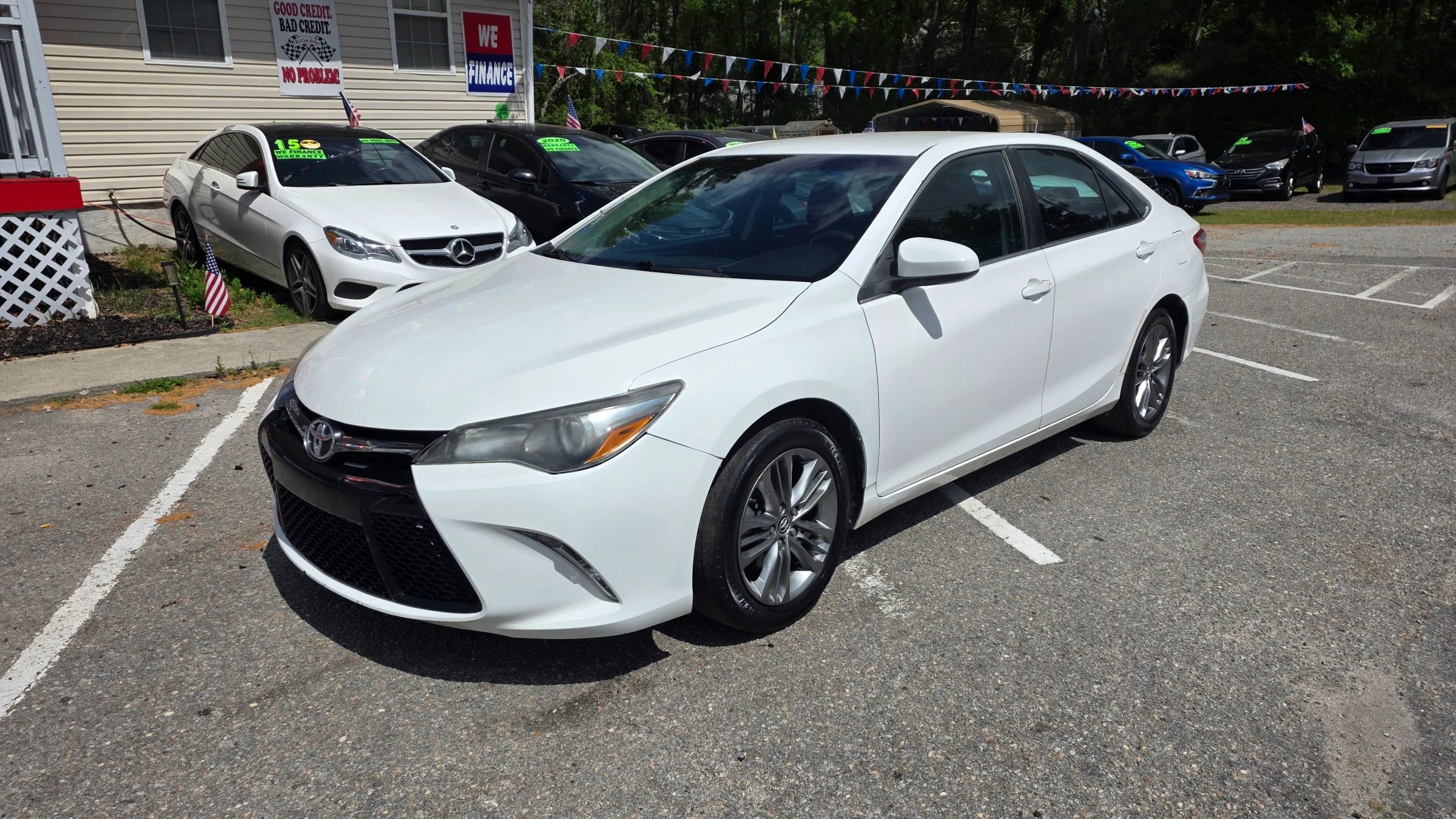Used 2016 Toyota Camry SE FWD image 2