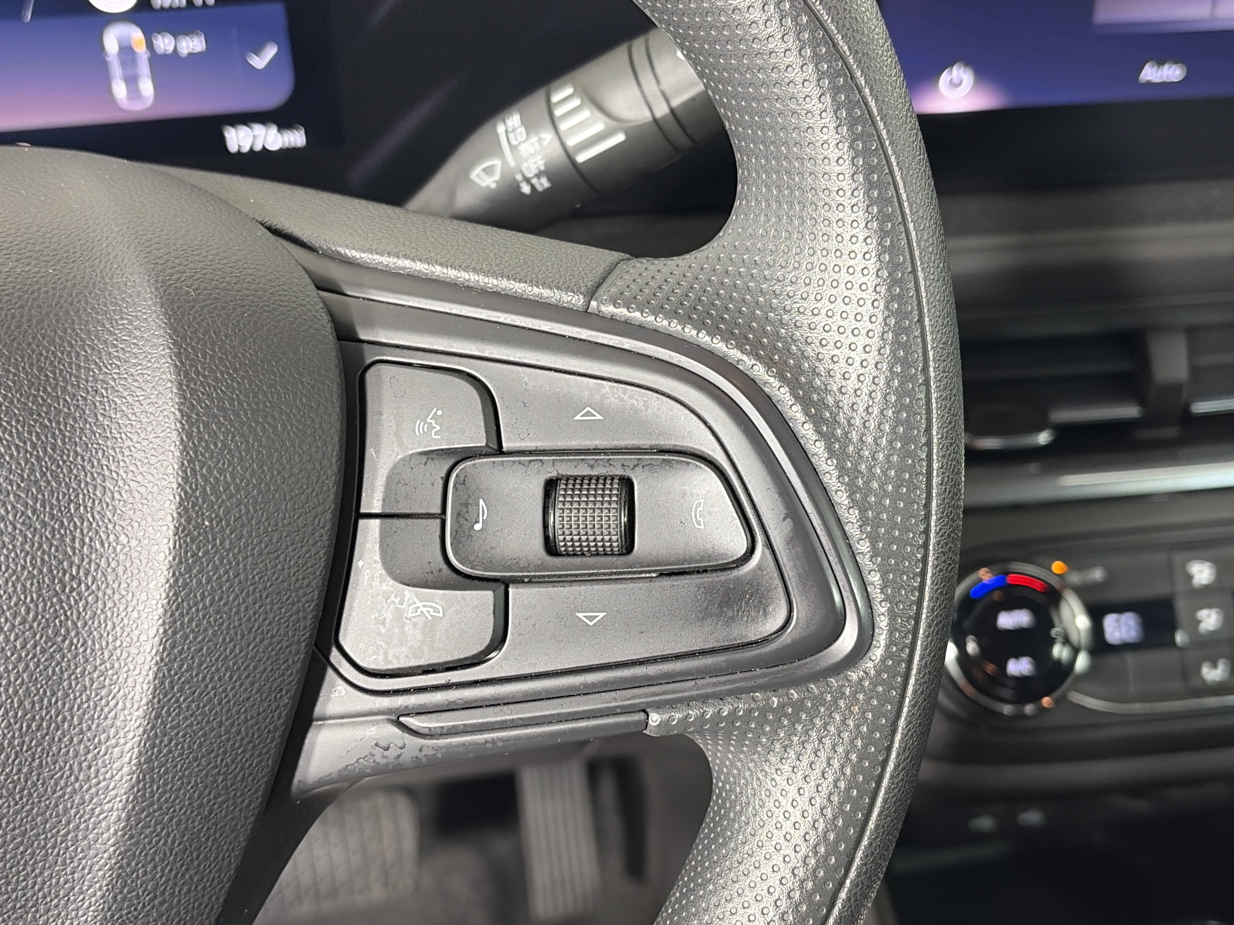 Certified 2025 Buick Envista Preferred FWD image 28