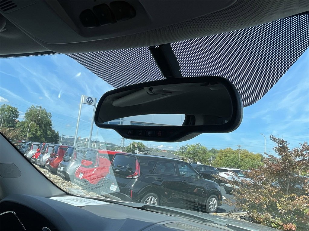 Used 2017 Chevrolet Traverse LT image 28