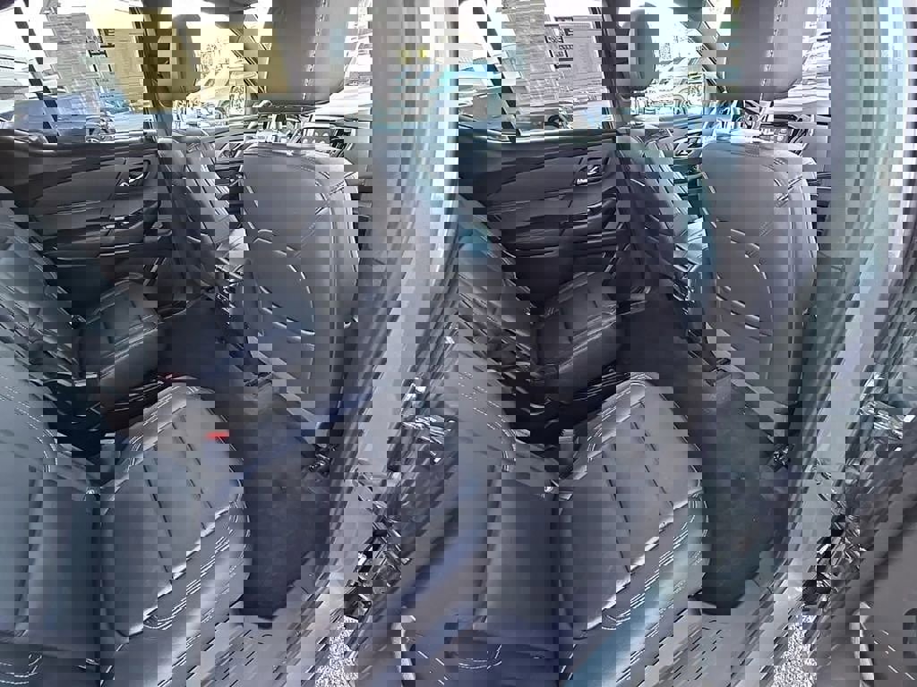 Used 2023 Chevrolet Traverse LT image 28