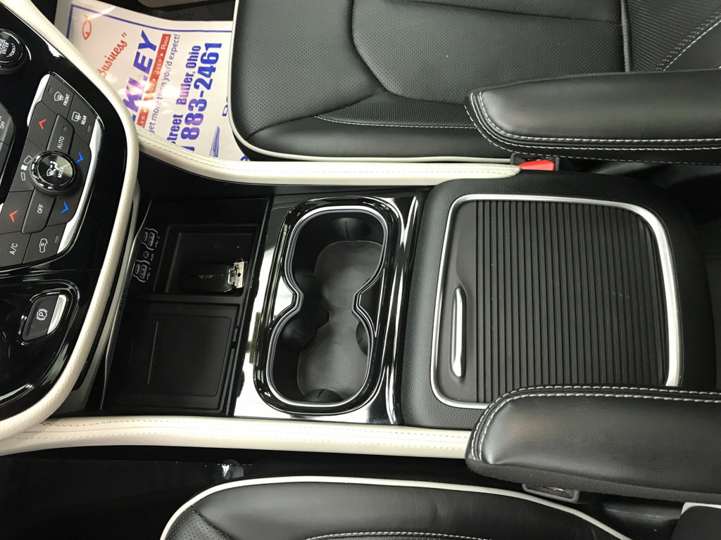 Used 2024 Chrysler Pacifica Limited w/ Uconnect Theater Family Group image 11