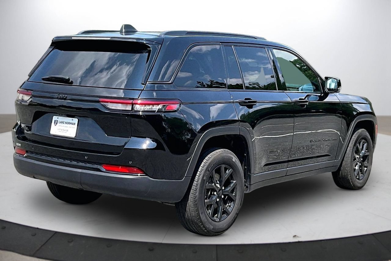 Certified 2024 Jeep Grand Cherokee Altitude AWD/4WD image 9