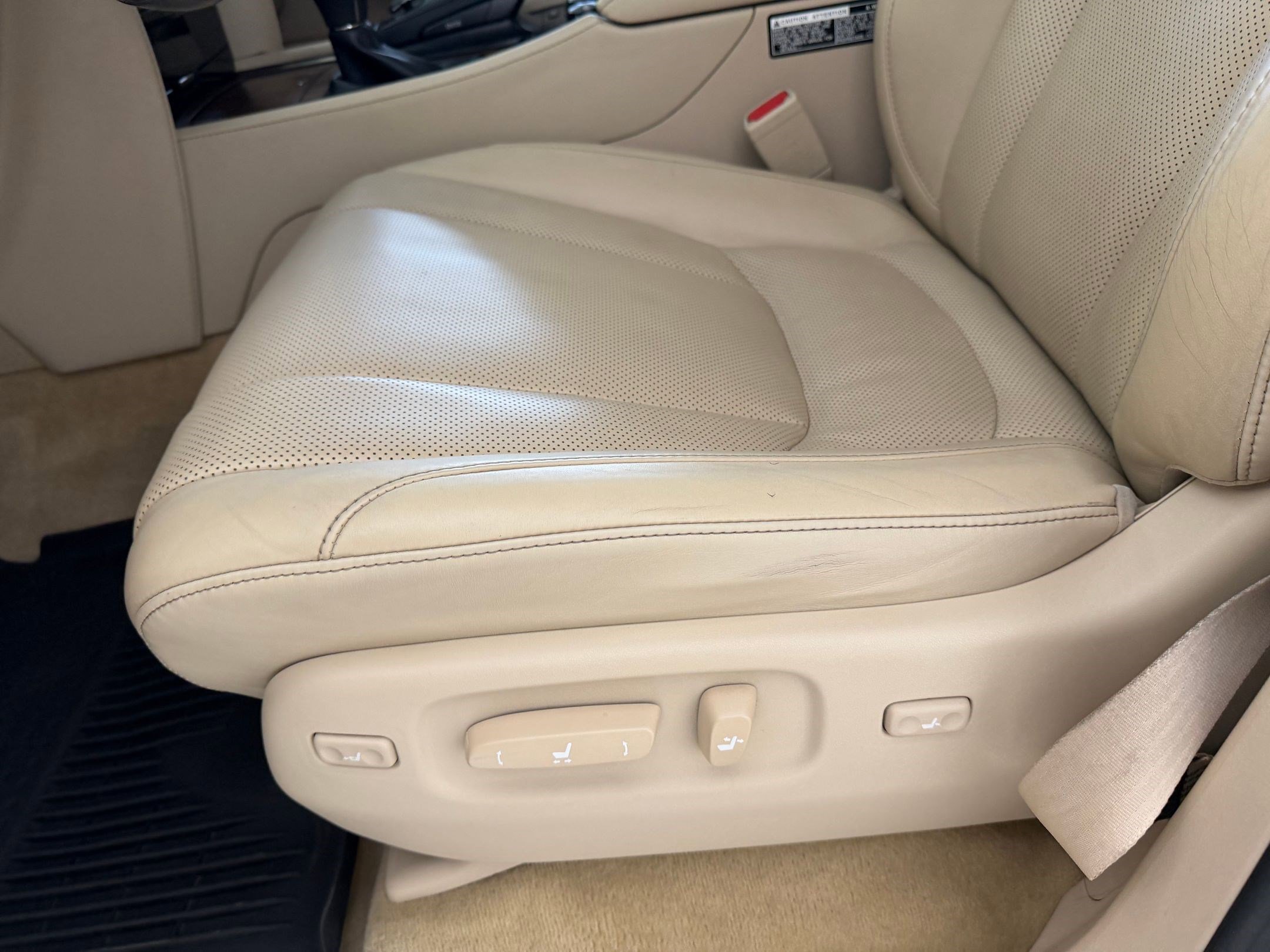 Used 2020 Lexus LX 570 4WD w/ Luxury Package image 13