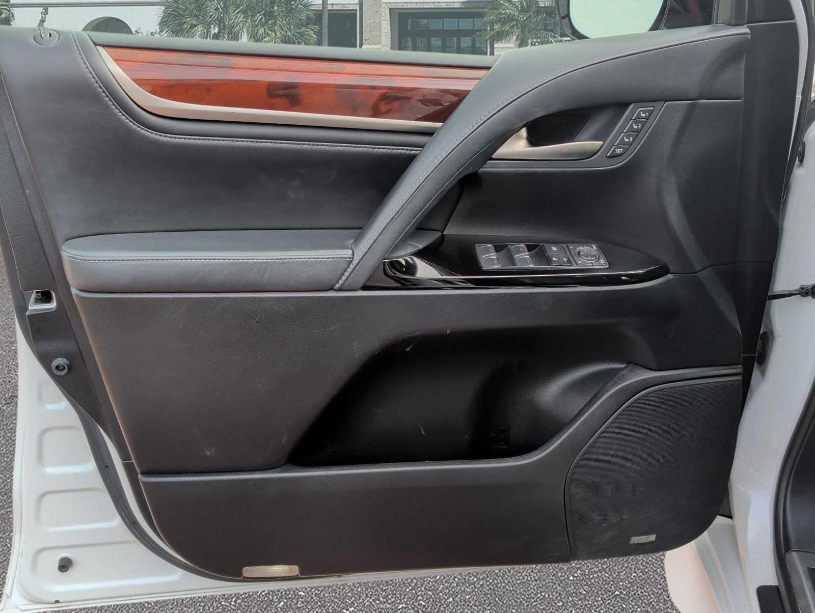Used 2019 Lexus LX 570 4WD w/ Luxury Package image 8