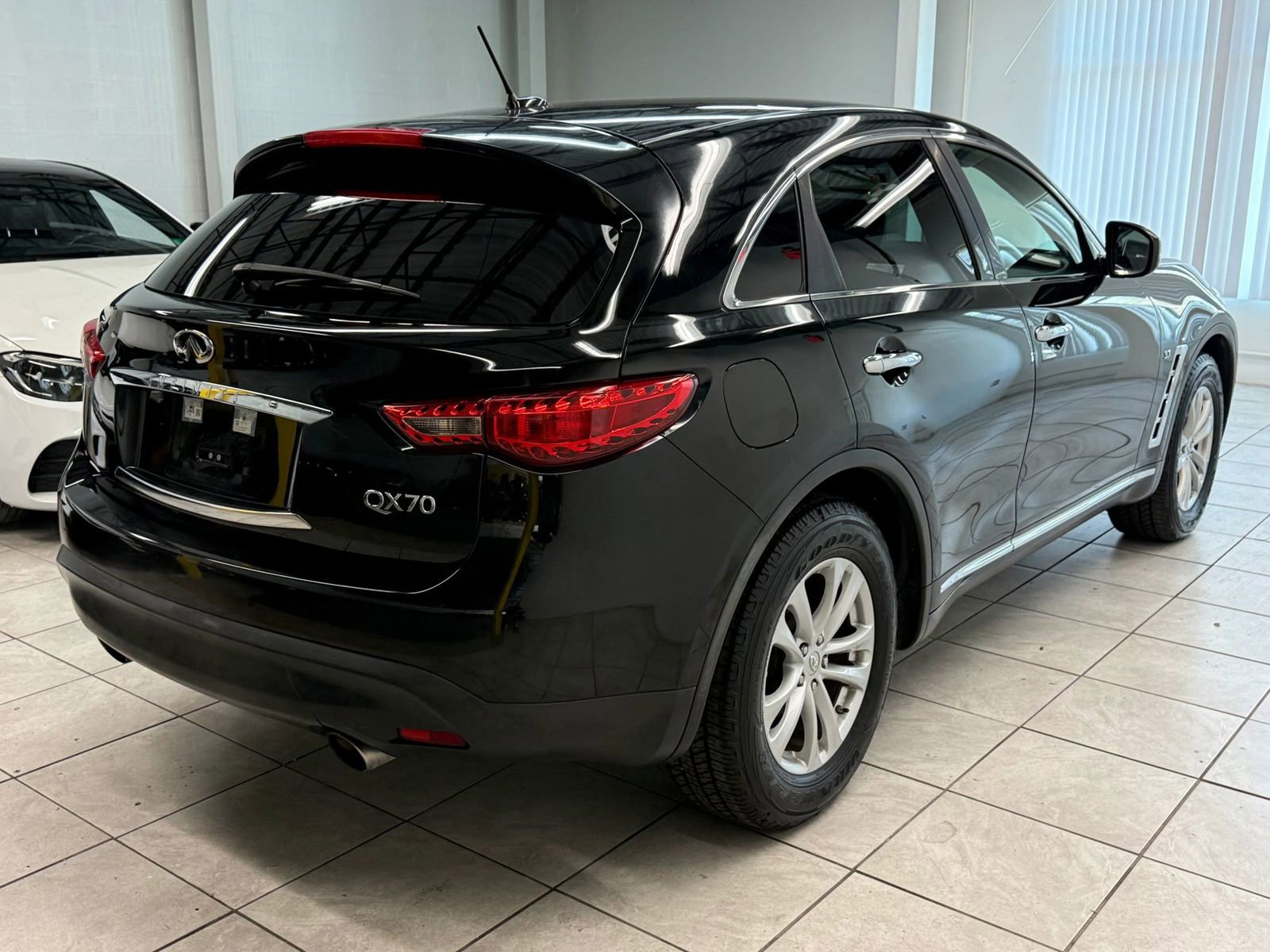 Used 2016 INFINITI QX70 3.7 image 9