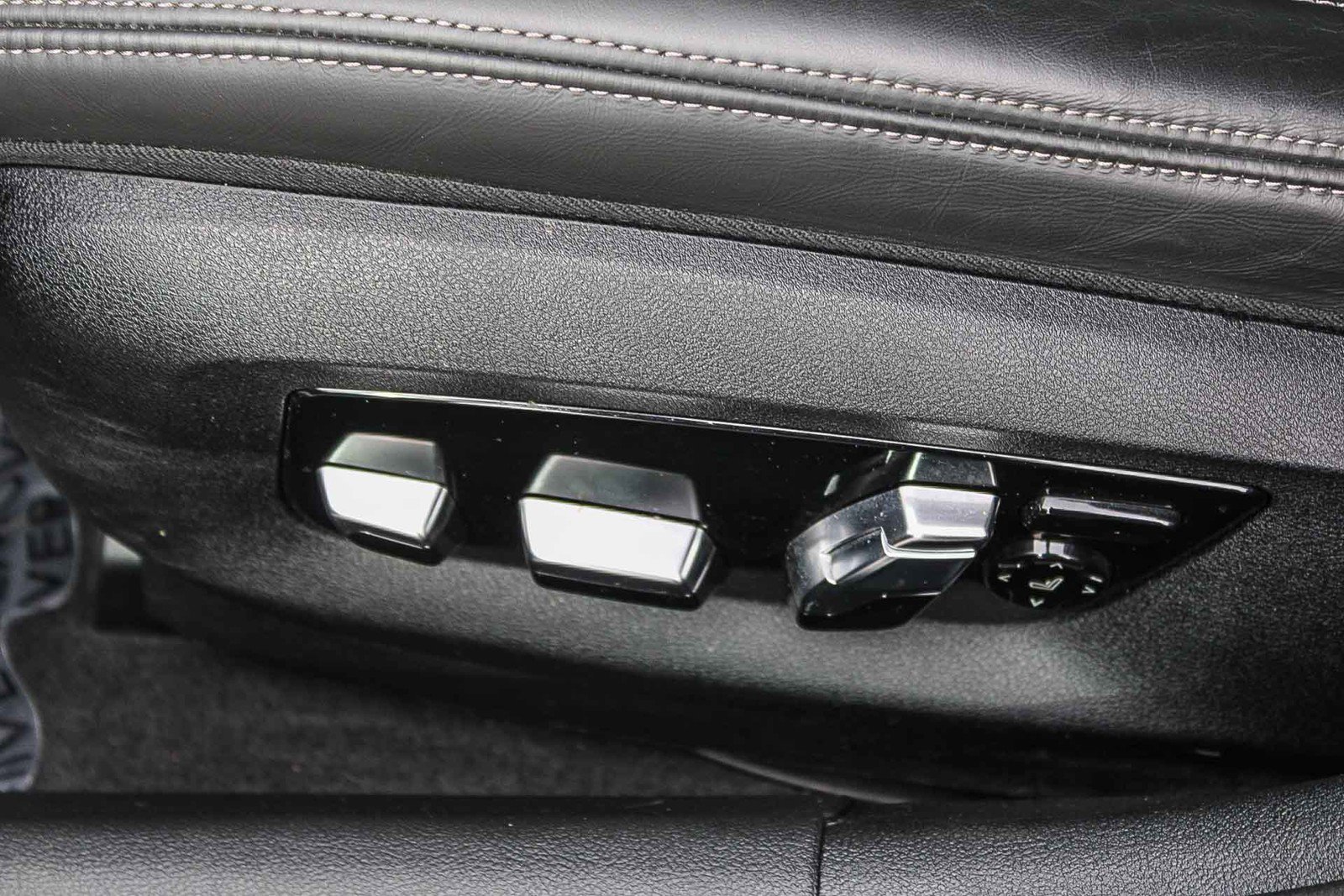 Used 2023 BMW M550i xDrive image 21