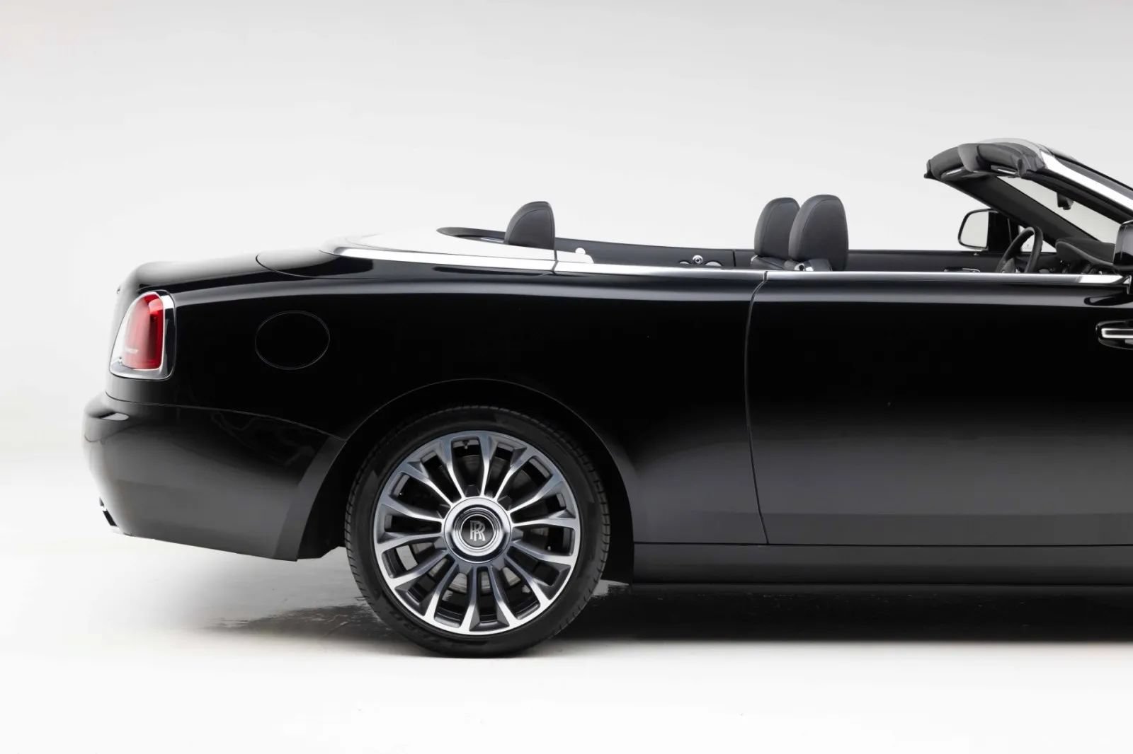 Used 2019 Rolls-Royce Dawn RWD image 33