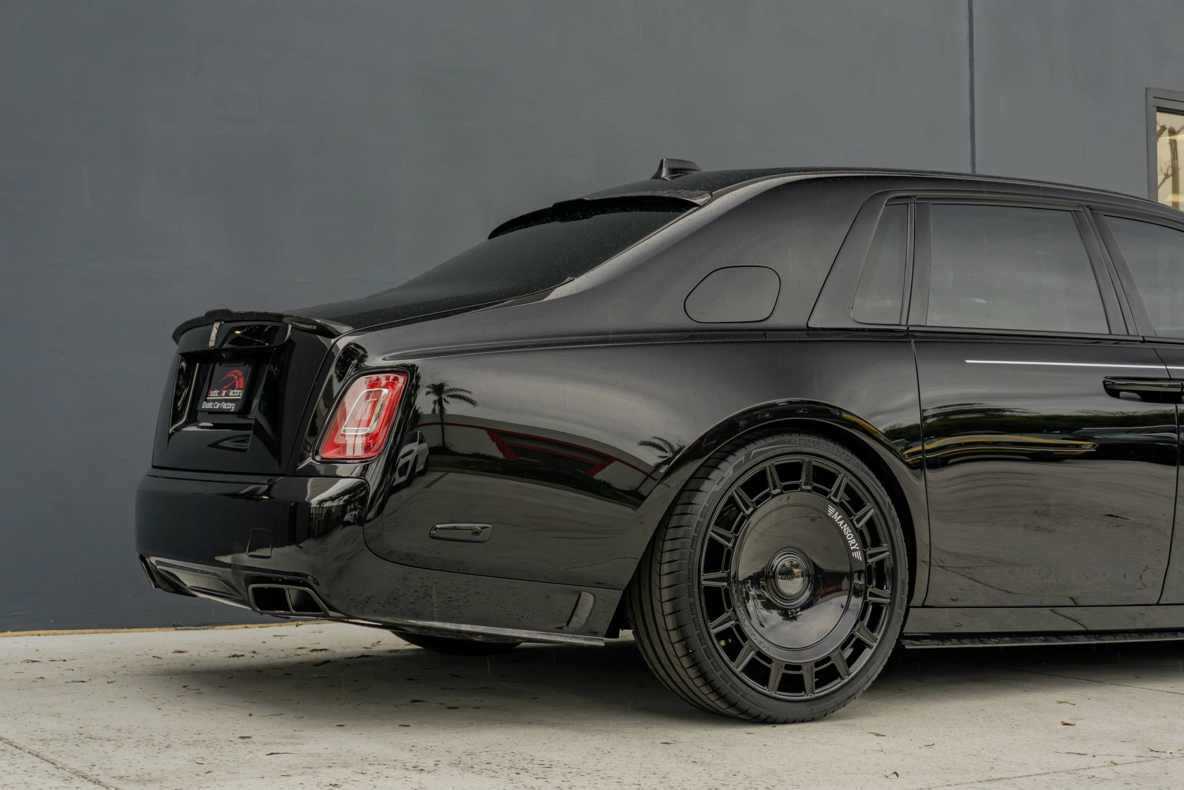 Used 2024 Rolls-Royce Phantom Sedan RWD image 34
