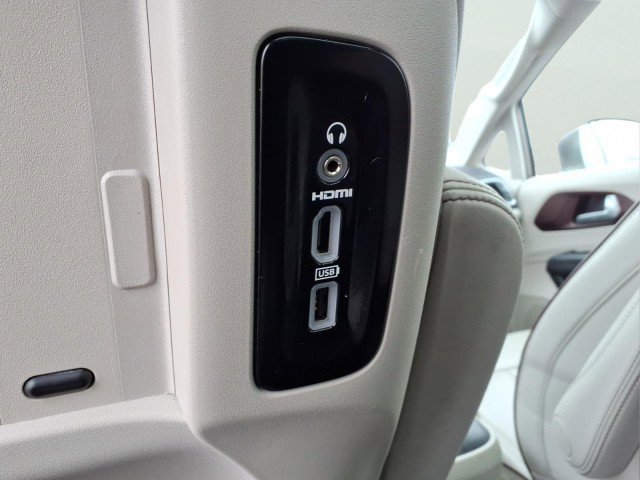 Used 2017 Chrysler Pacifica Limited w/ UConnect Theater Package image 15
