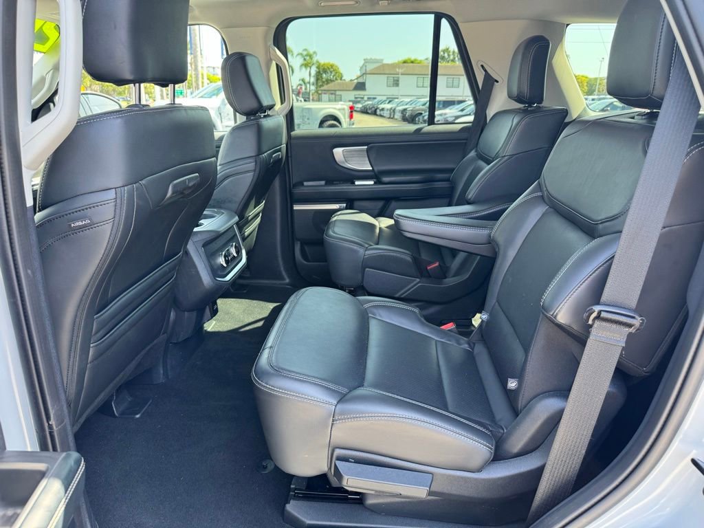 Used 2025 Ford Expedition Platinum AWD/4WD image 13