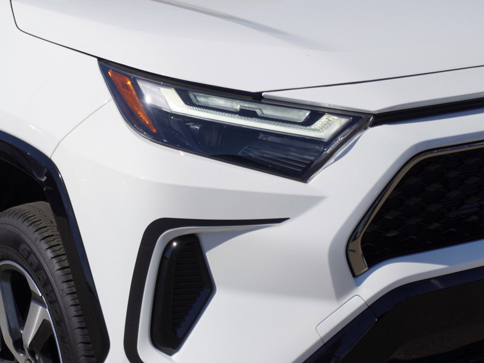 Used 2025 Toyota RAV4 SE image 3