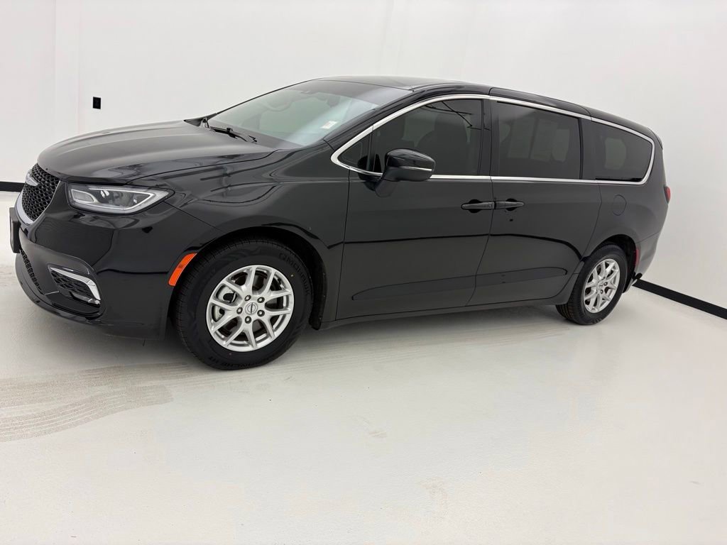 Used 2023 Chrysler Pacifica Touring-L FWD image 16