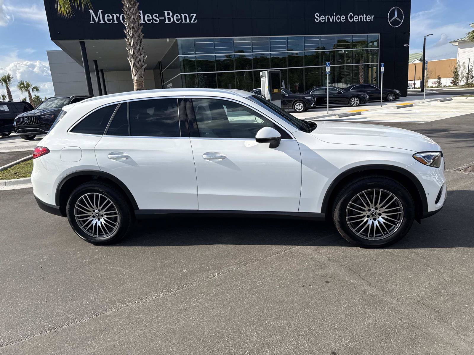 Used 2025 Mercedes-Benz GLC 300 image 2