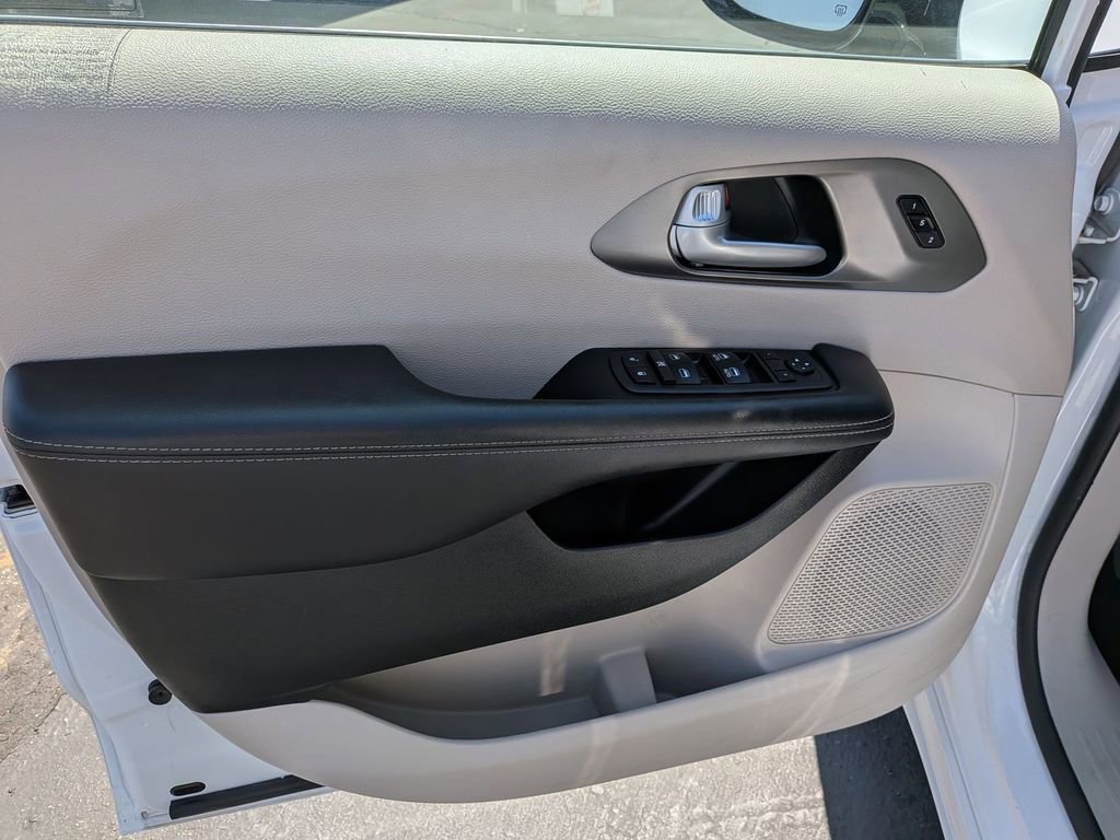 Used 2024 Chrysler Pacifica Touring-L image 11