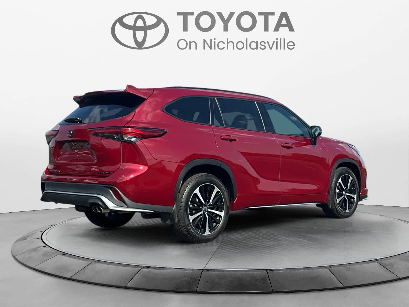 Used 2022 Toyota Highlander XSE AWD/4WD image 5