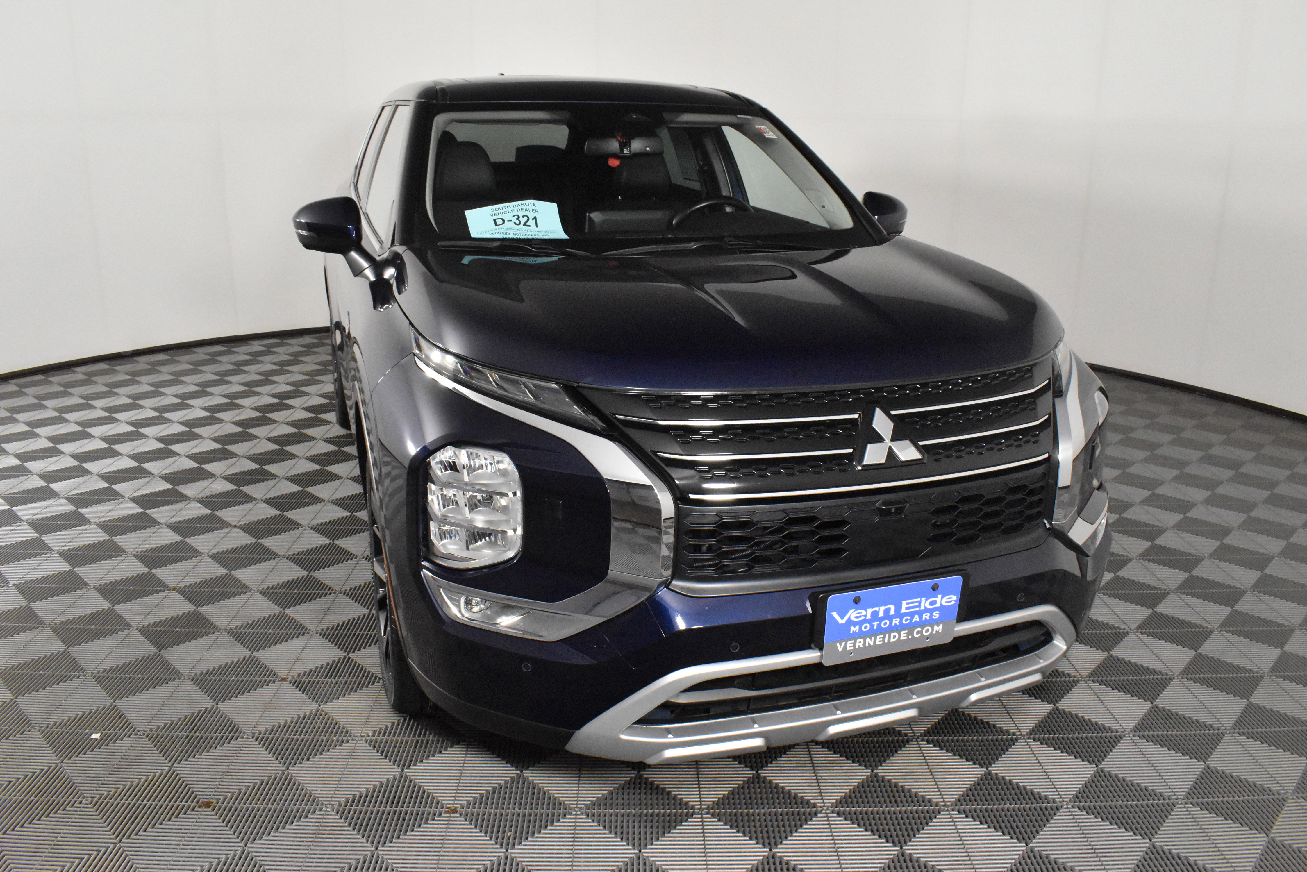 Used 2023 Mitsubishi Outlander SE image 3