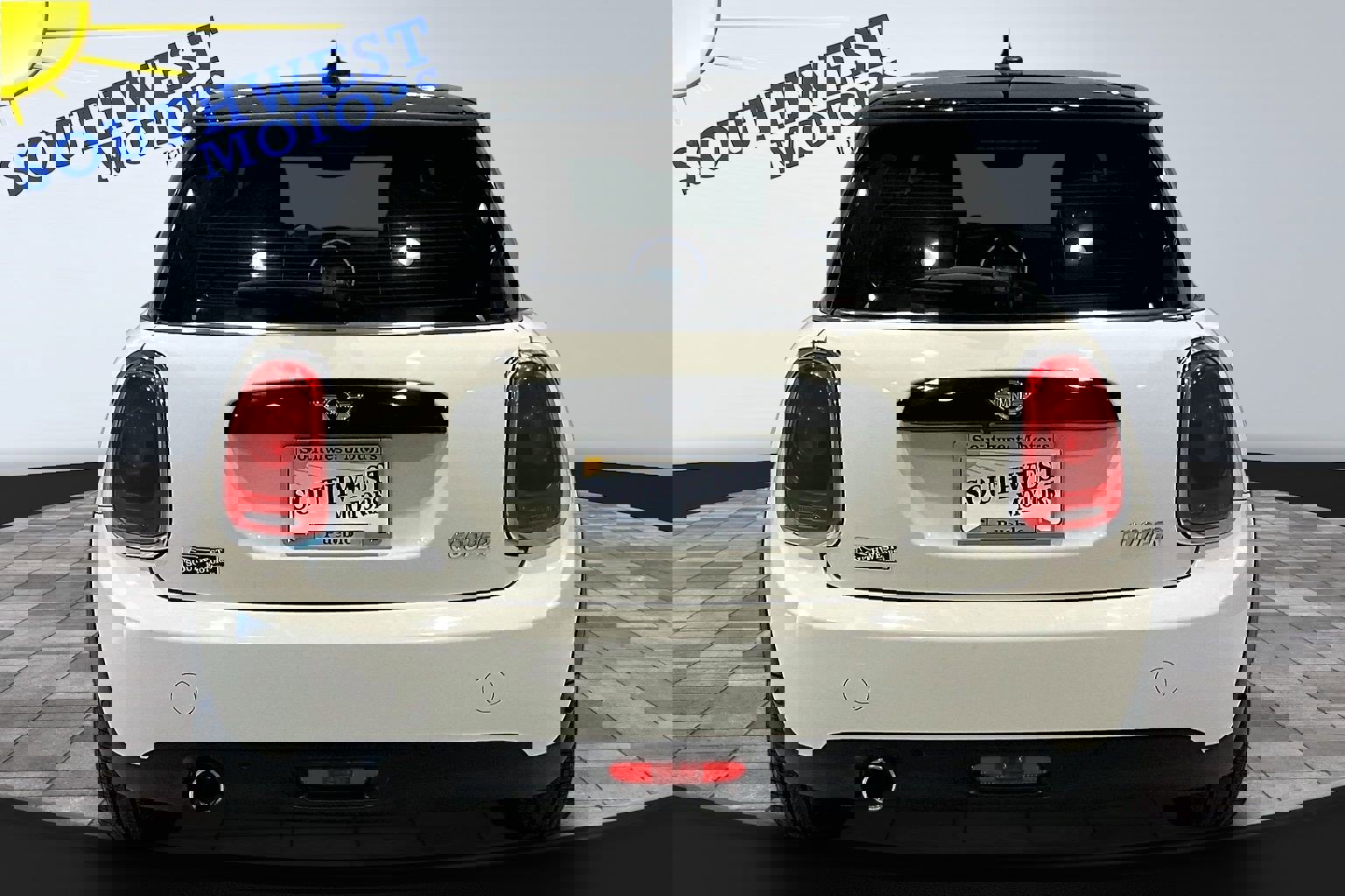 Used 2018 MINI Cooper 2-Door Hardtop w/ Premium Package image 5