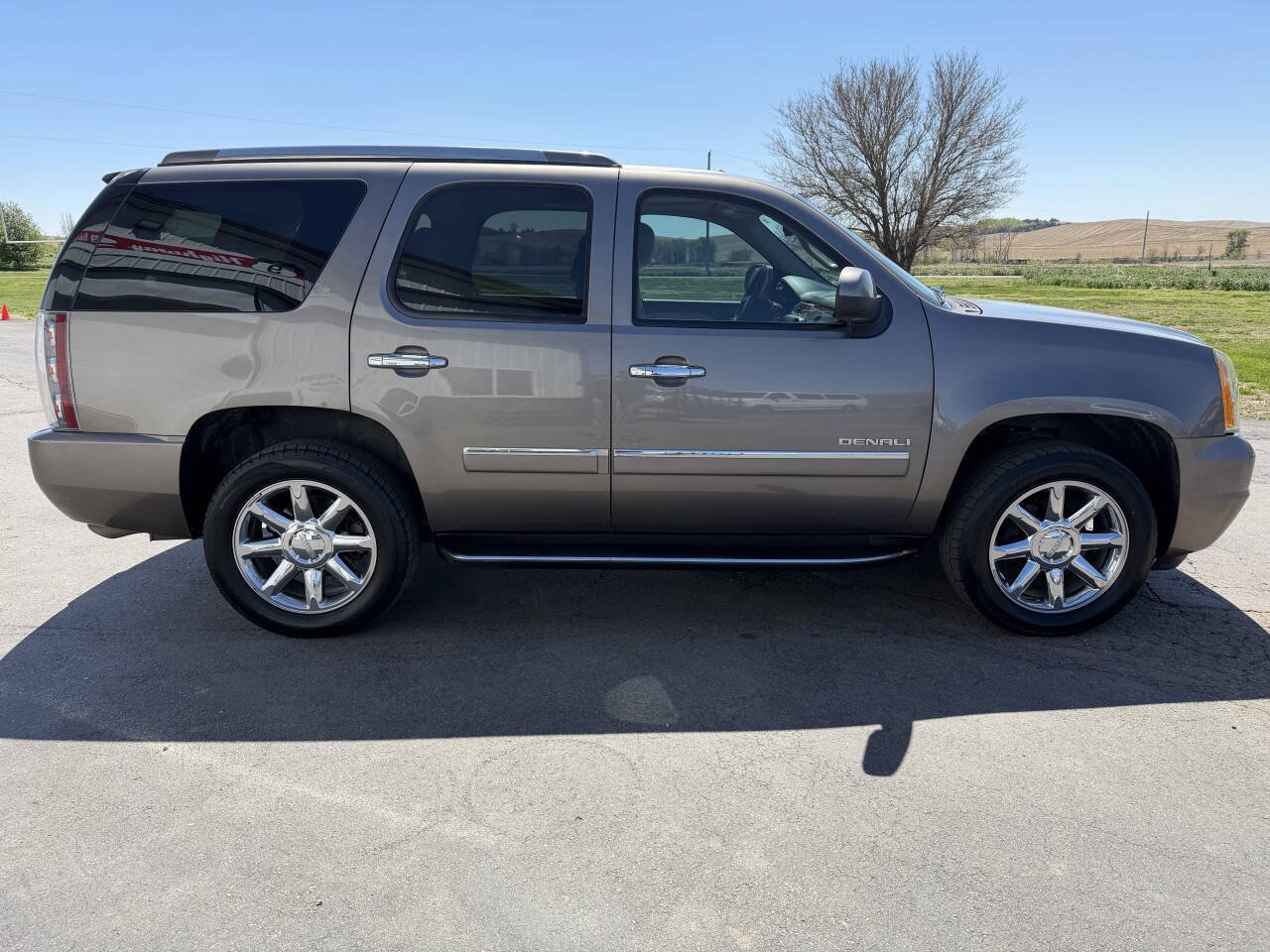 Used 2011 GMC Yukon Denali AWD/4WD image 6