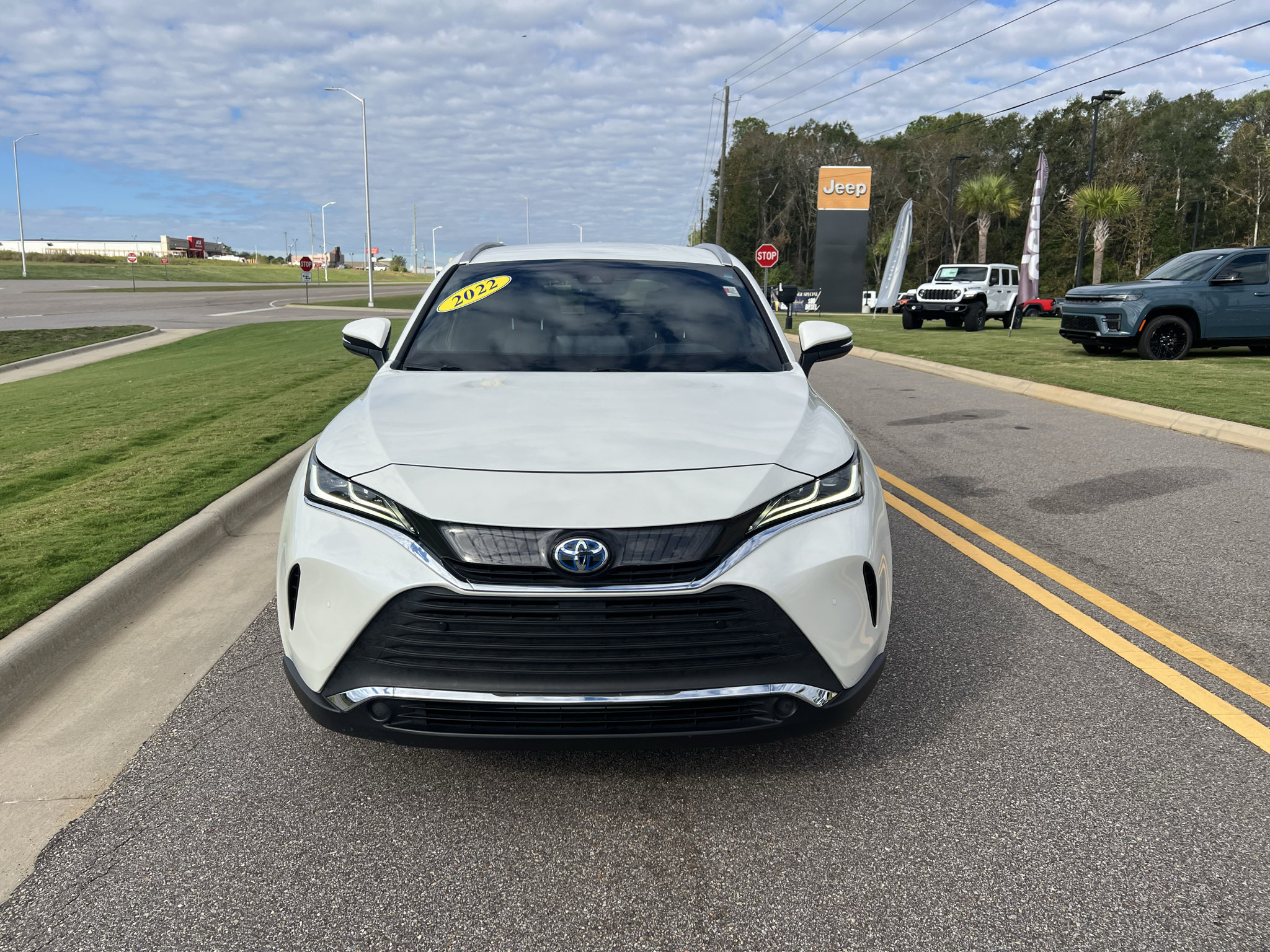 Used 2022 Toyota Venza XLE AWD/4WD image 2
