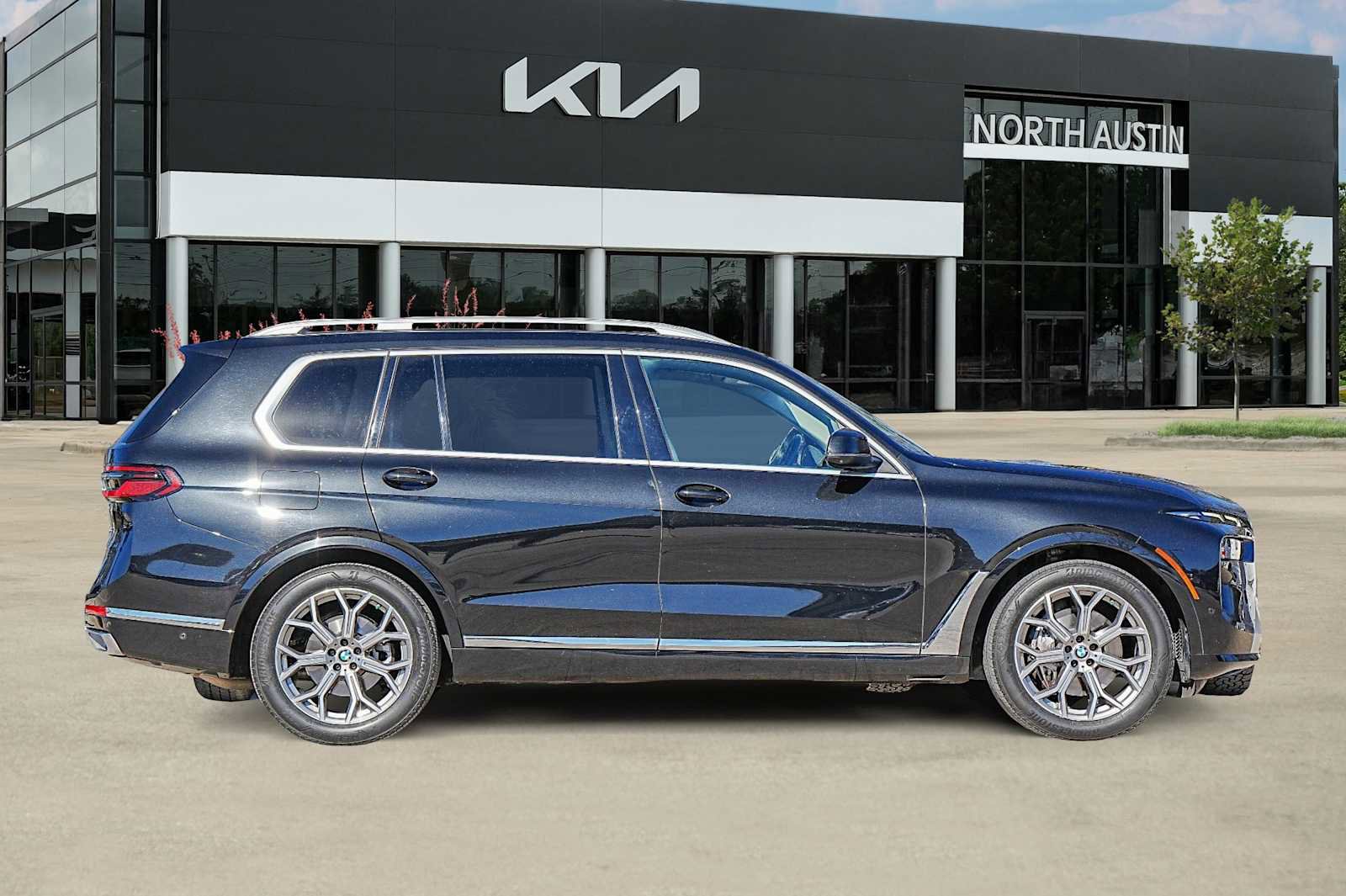 Used 2023 BMW X7 xDrive40i w/ Premium Package image 8