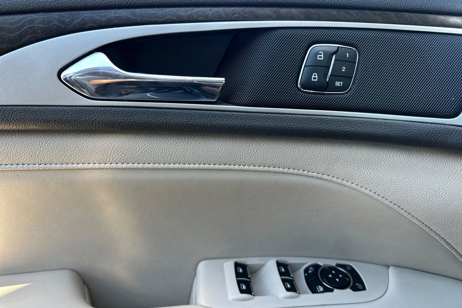 Used 2019 Lincoln MKZ Reserve FWD image 11