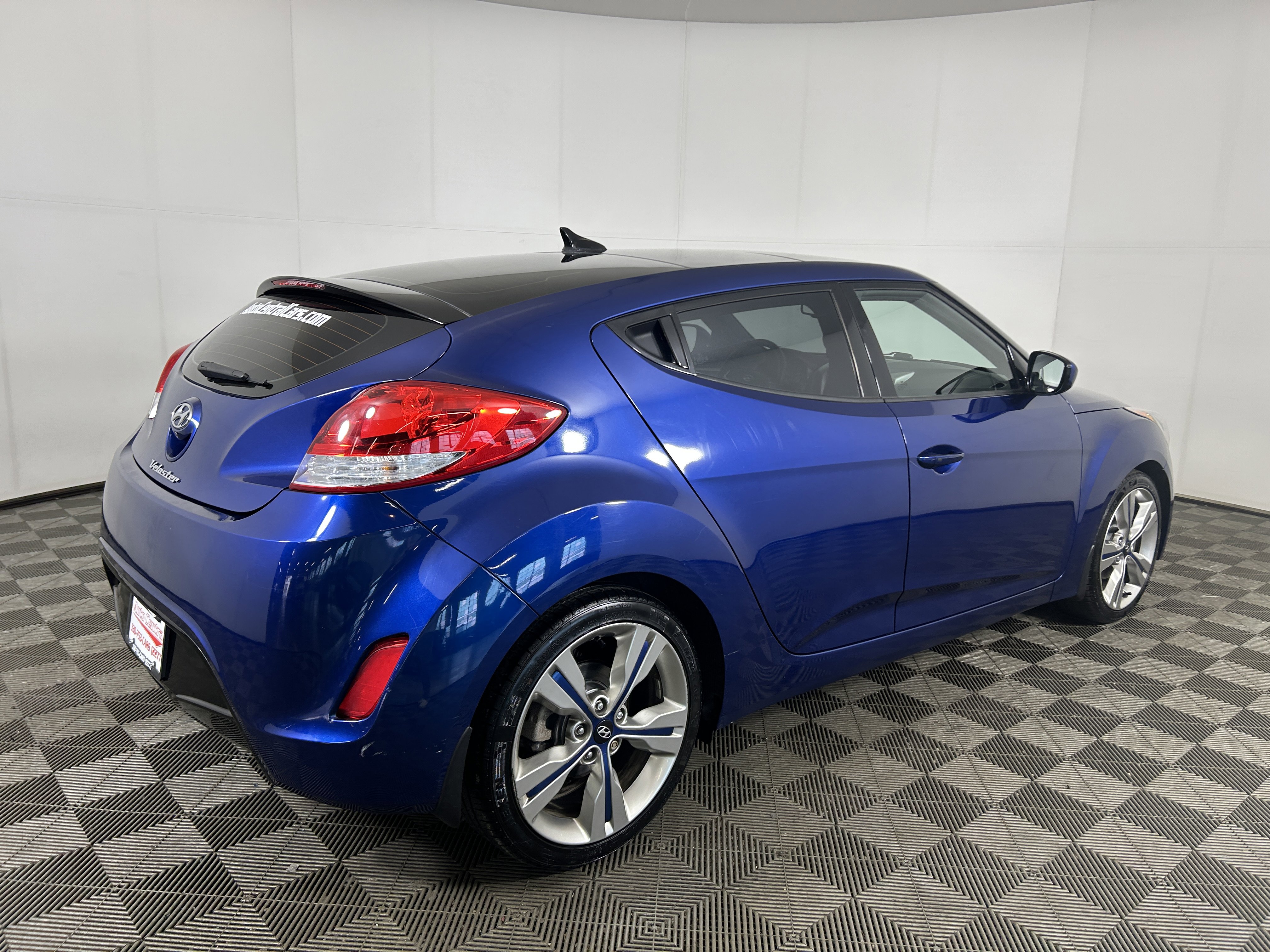 Used 2017 Hyundai Veloster Value Edition image 5