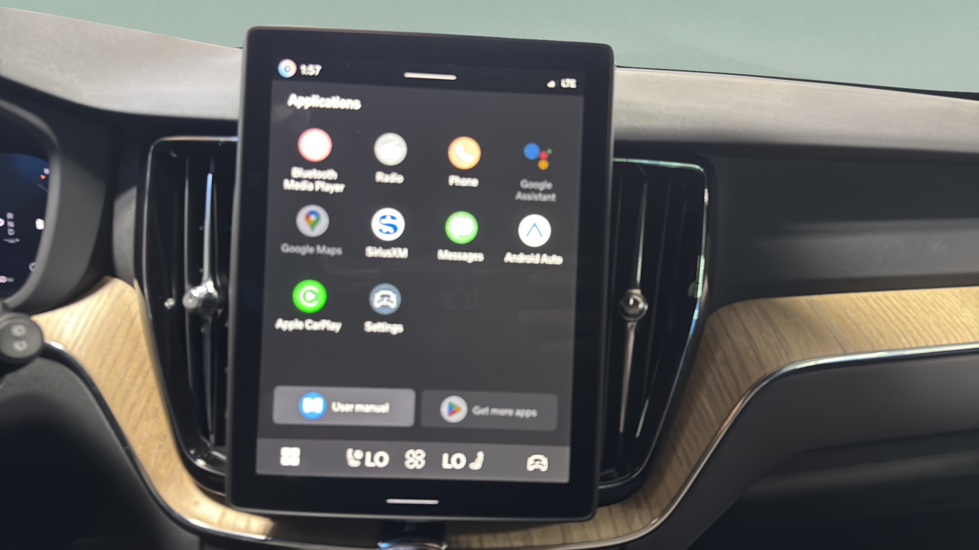 New 2027 Volvo XC60 B5 Plus AWD/4WD image 18