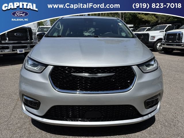 Used 2024 Chrysler Pacifica Touring-L FWD image 10