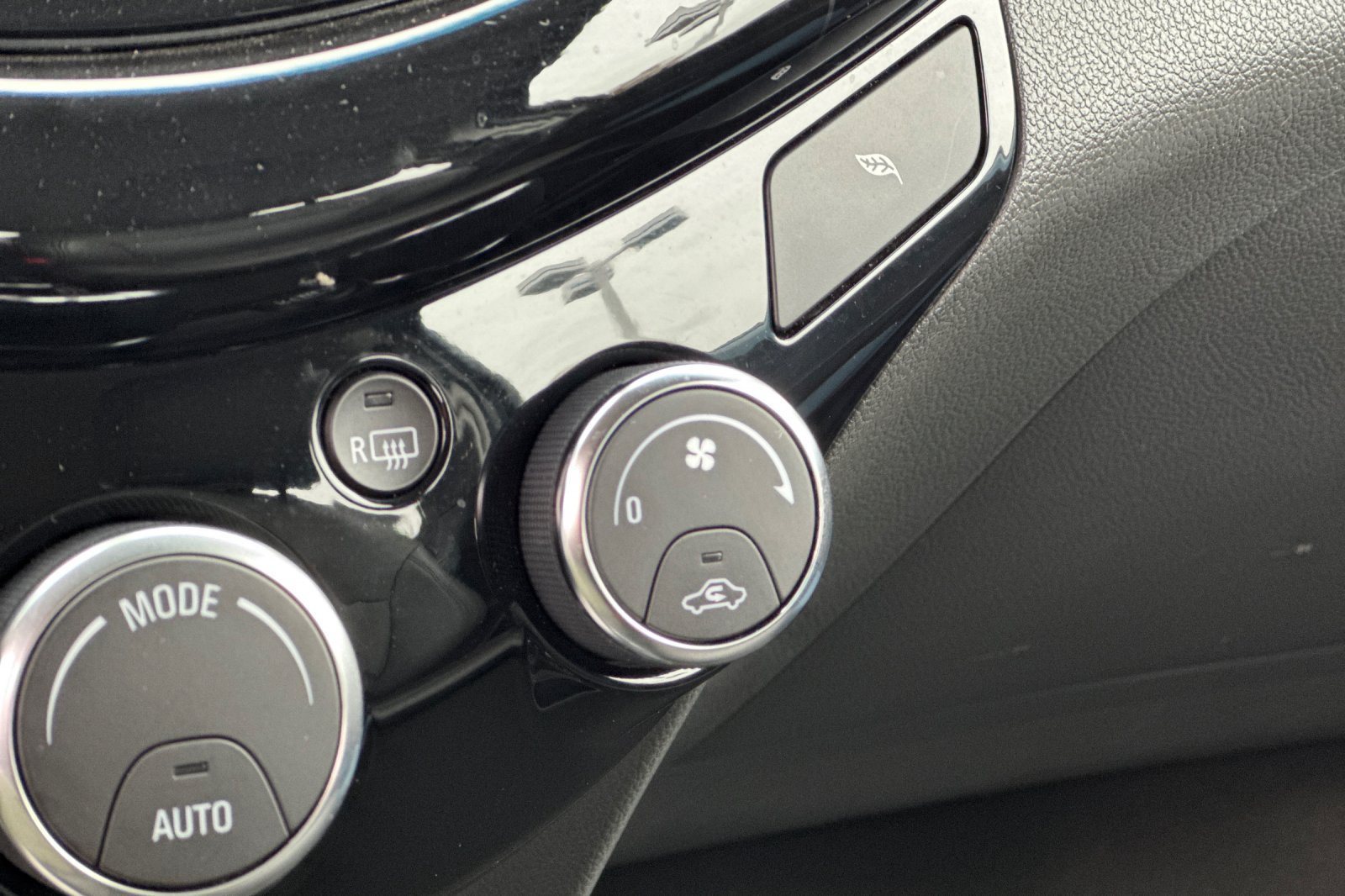 Used 2014 Chevrolet Spark LT FWD image 30