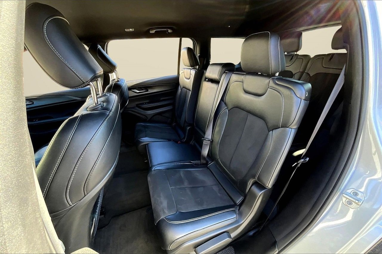 Used 2023 Jeep Grand Cherokee L Laredo image 20