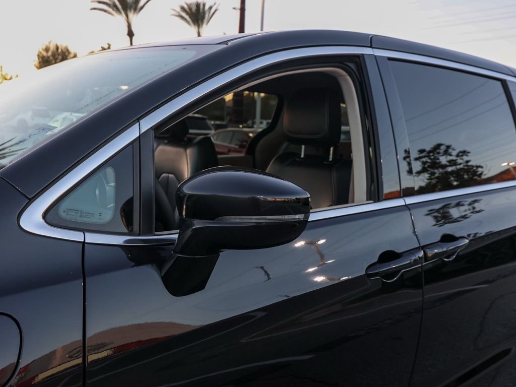 Used 2024 Chrysler Pacifica Select image 12