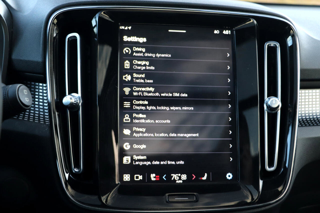 Used 2022 Volvo XC40 P8 Recharge Plus image 26