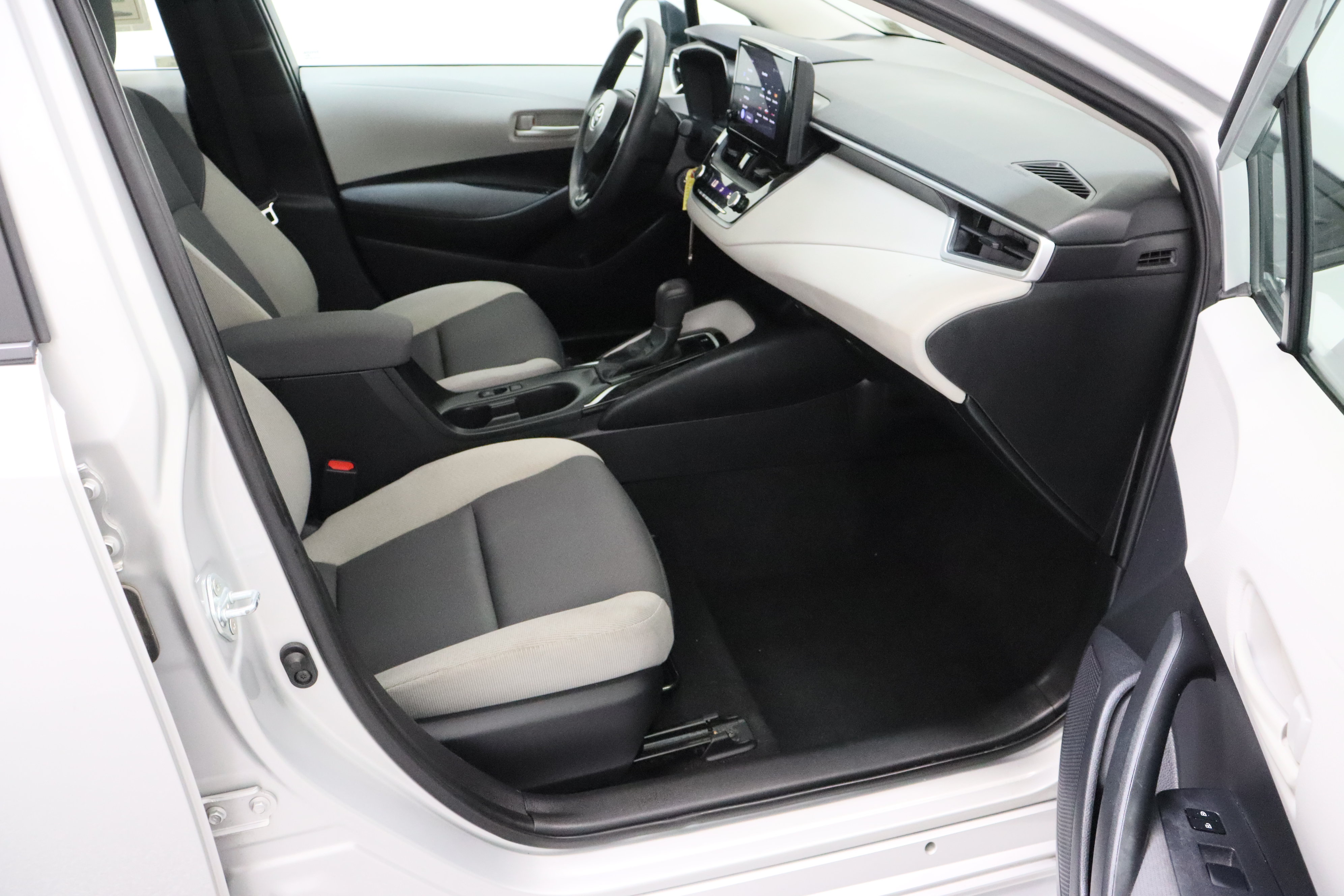 Used 2024 Toyota Corolla LE FWD image 33