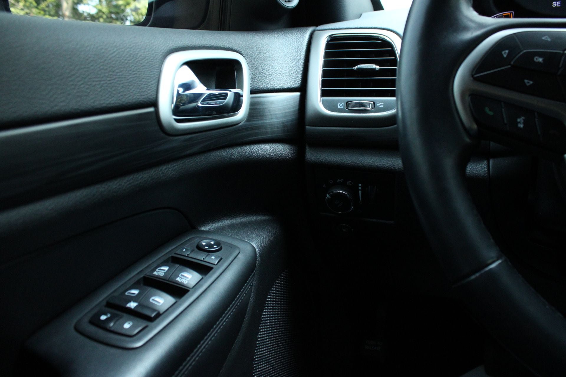 Used 2021 Jeep Grand Cherokee Laredo X AWD/4WD image 24