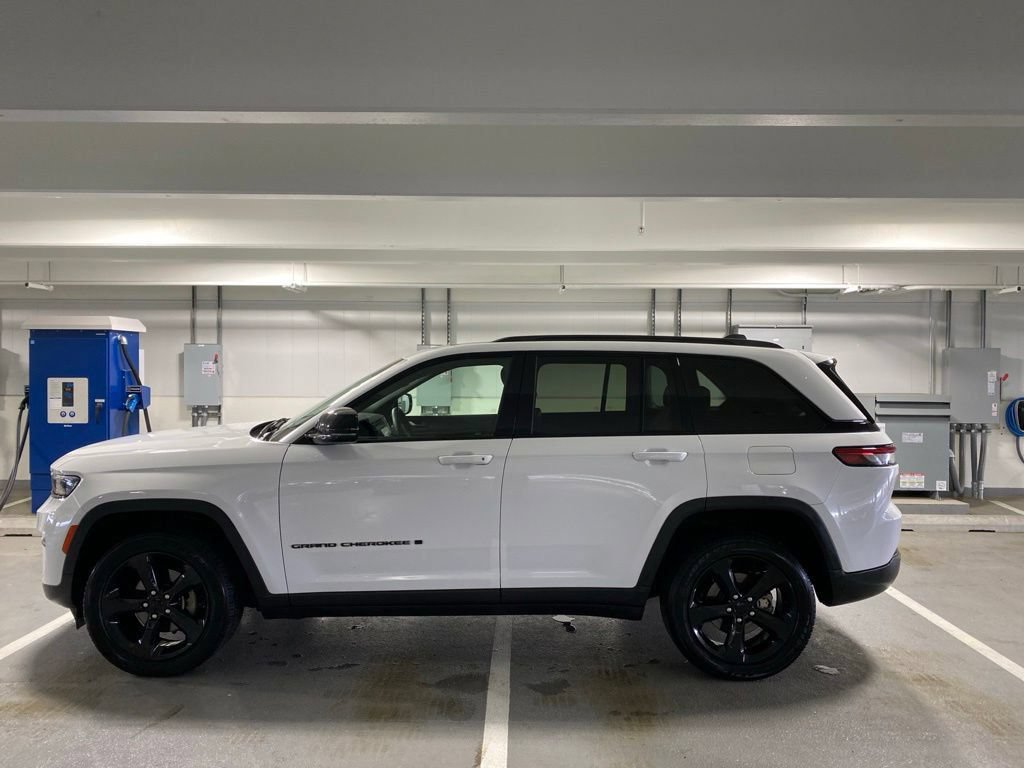 Used 2023 Jeep Grand Cherokee Altitude AWD/4WD image 5