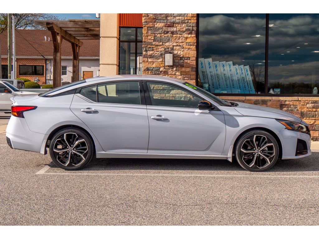 Used 2023 Nissan Altima 2.5 SR image 2