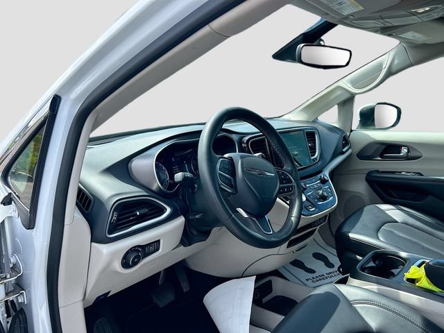 Used 2023 Chrysler Pacifica Touring-L FWD image 6
