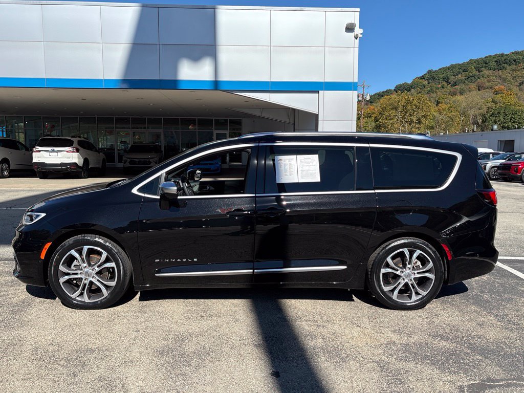 Used 2025 Chrysler Pacifica Pinnacle FWD image 2