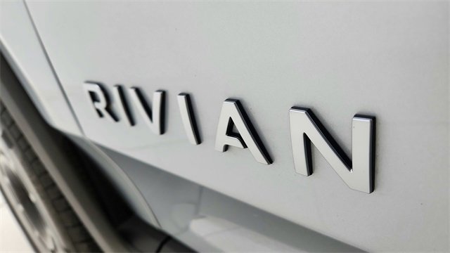Used 2025 Rivian R1S Adventure image 17