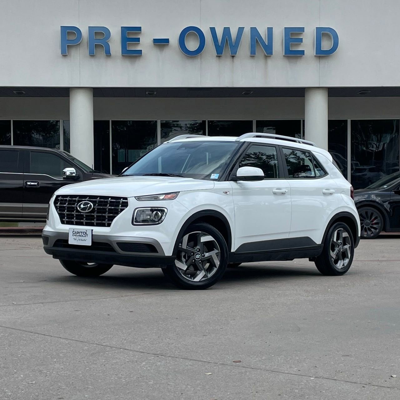 Used 2025 Hyundai Venue SEL FWD image 1