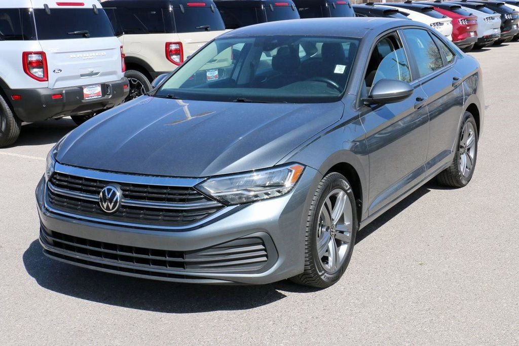 Used 2024 Volkswagen Jetta SE image 2