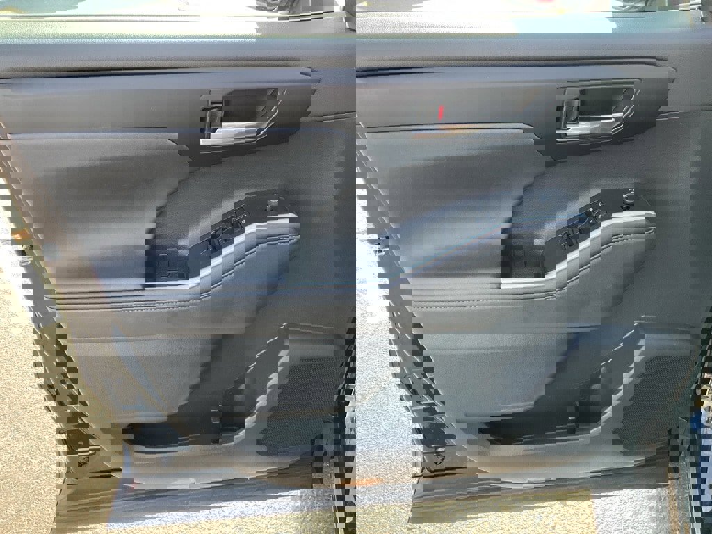 Used 2023 Toyota Highlander XLE image 3