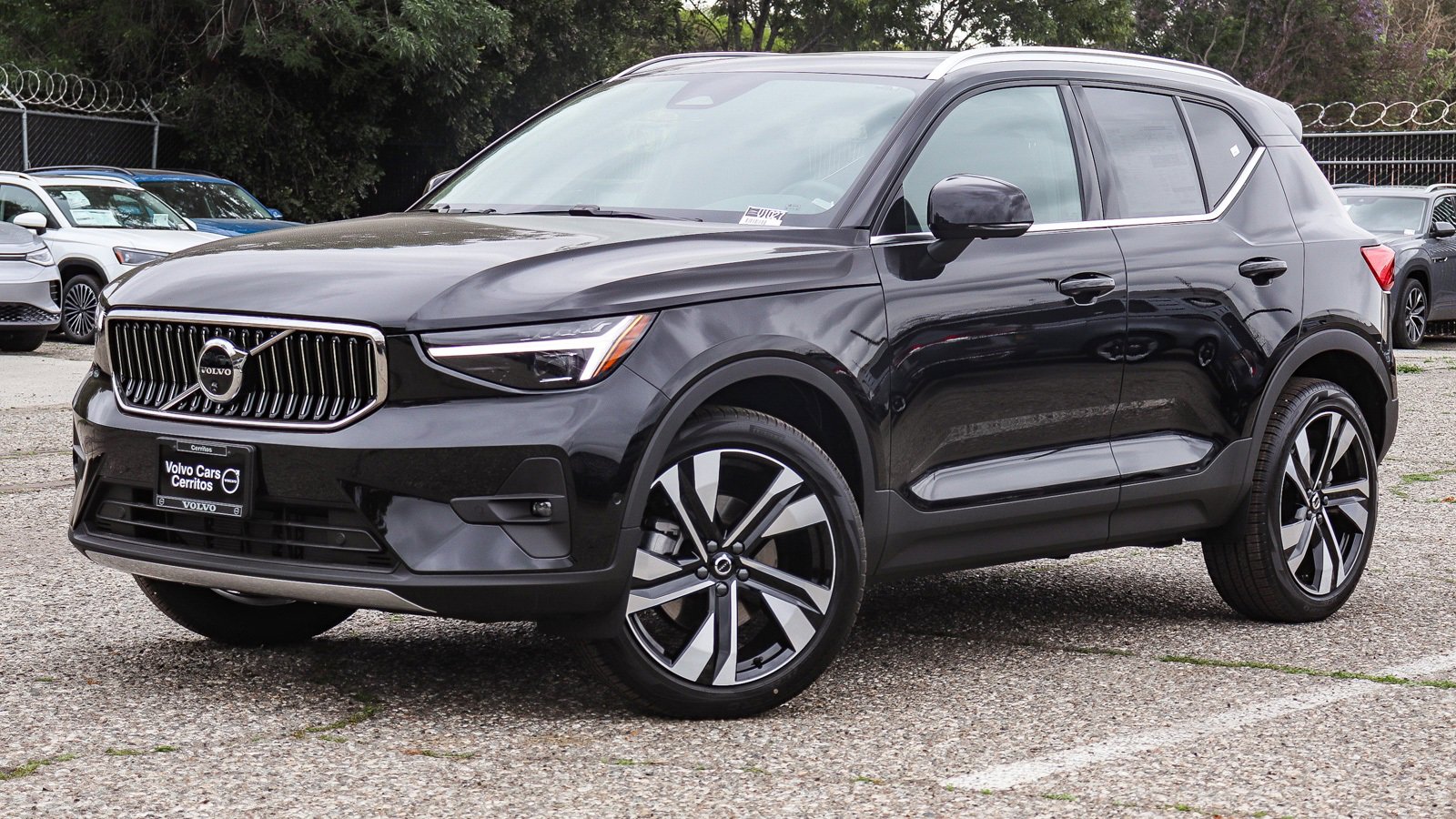 New 2025 Volvo XC40 B5 Plus w/ Climate Package
