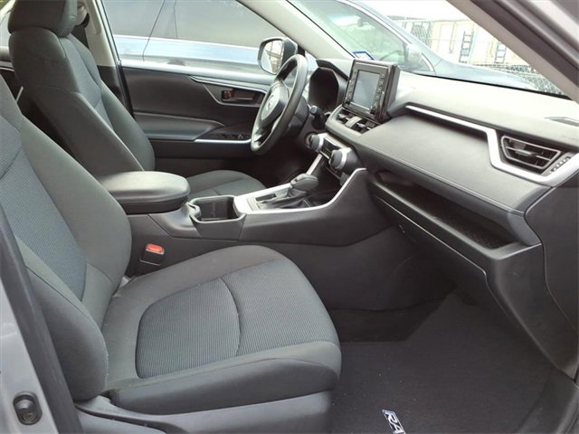 Used 2022 Toyota RAV4 LE image 5