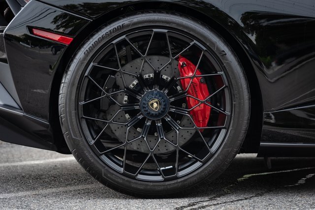 Used 2022 Lamborghini Huracan STO image 28