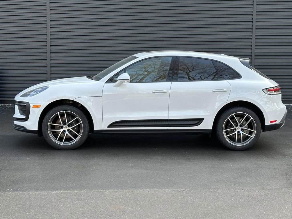 Certified 2025 Porsche Macan image 2