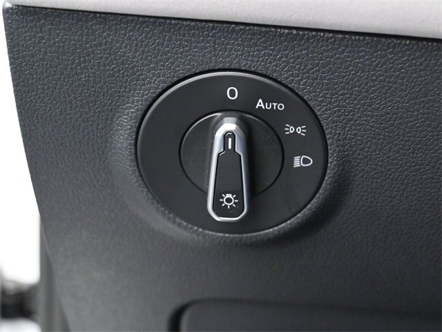 Certified 2025 Volkswagen Taos SE image 15