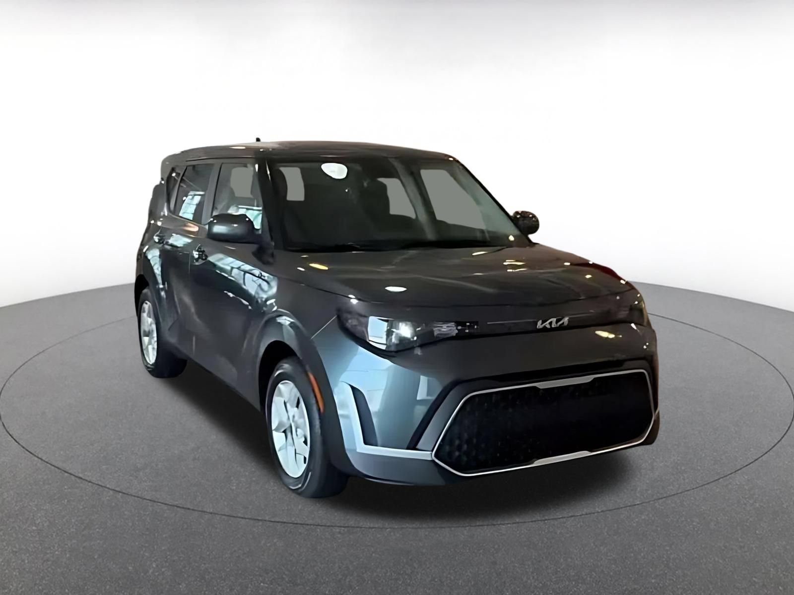 Used 2025 Kia Soul LX w/ LX Technology Package FWD image 3