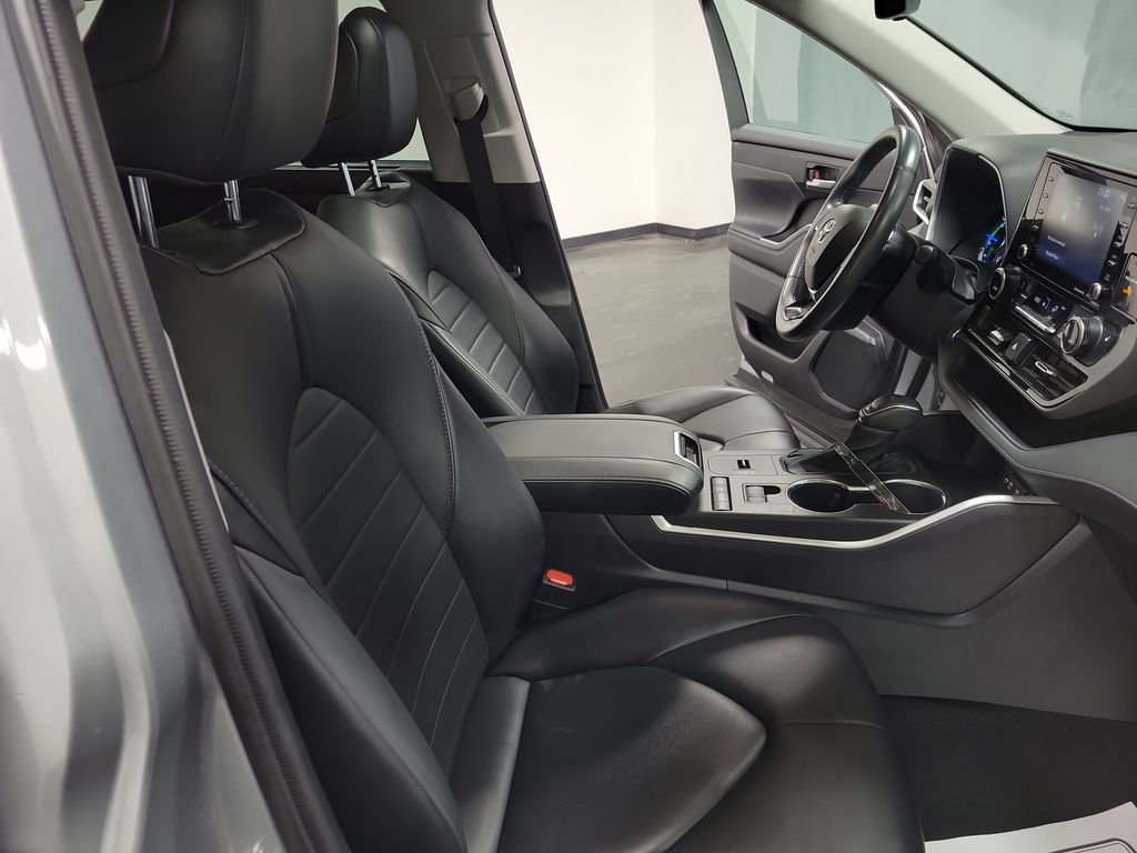 Used 2021 Toyota Highlander XLE image 23